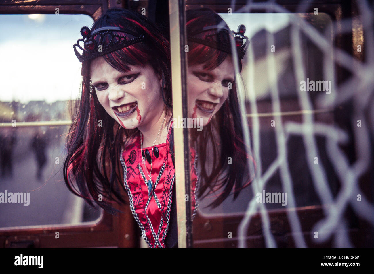 Aberystwyth, Wales, UK. 27. Oktober 2016.  Kinder in Halloween Fancy Dress Kostüme einsteigen in das Vale of Rheidol Schmalspur Dampfeisenbahn "Halloween Special" am Bahnhof von Aberystwyth trainieren.     Bildnachweis: Keith Morris/Alamy Live-Nachrichten Stockfoto