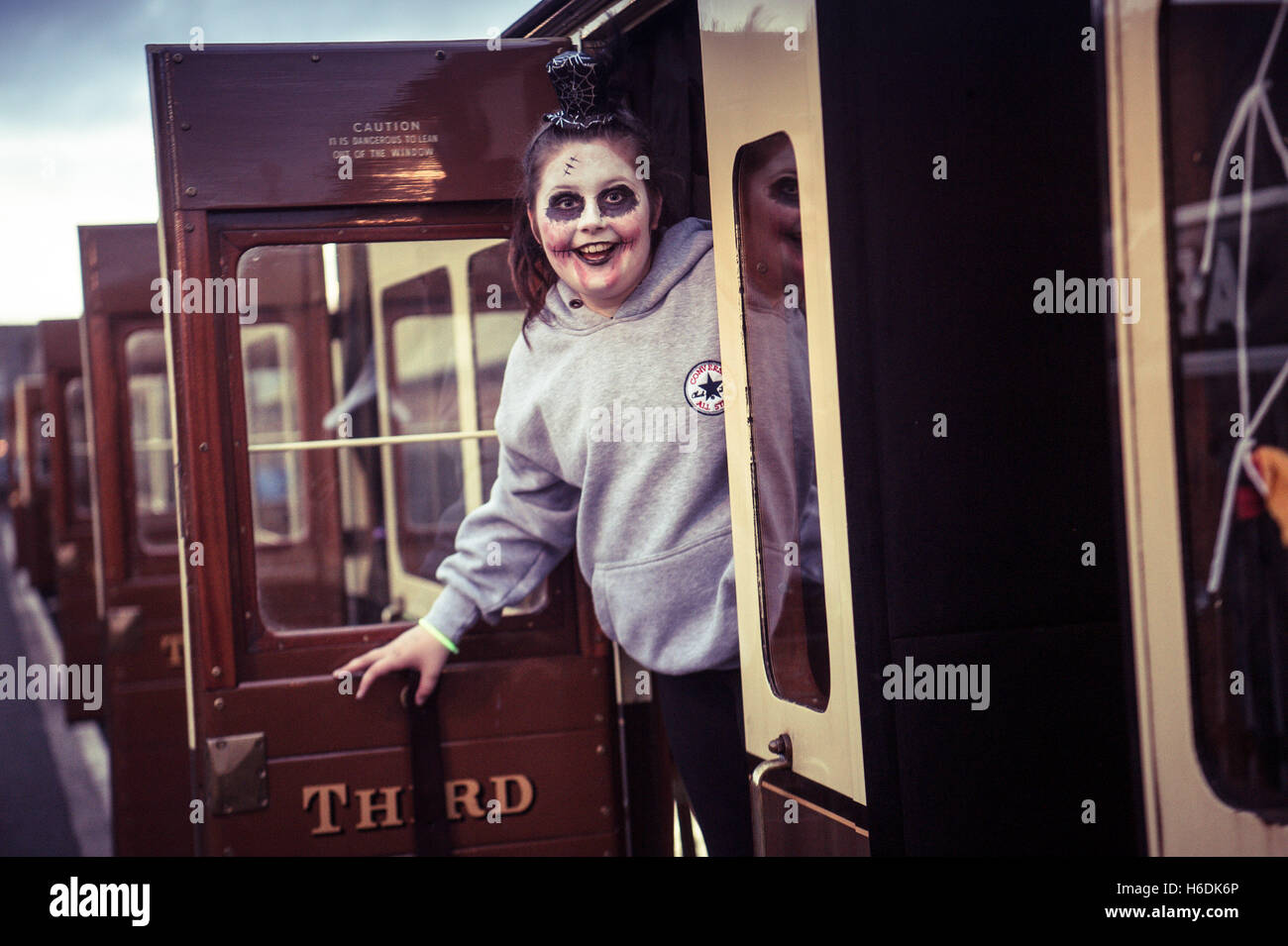 Aberystwyth, Wales, UK. 27. Oktober 2016.  Kinder in Halloween Fancy Dress Kostüme einsteigen in das Vale of Rheidol Schmalspur Dampfeisenbahn "Halloween Special" am Bahnhof von Aberystwyth trainieren.     Bildnachweis: Keith Morris/Alamy Live-Nachrichten Stockfoto