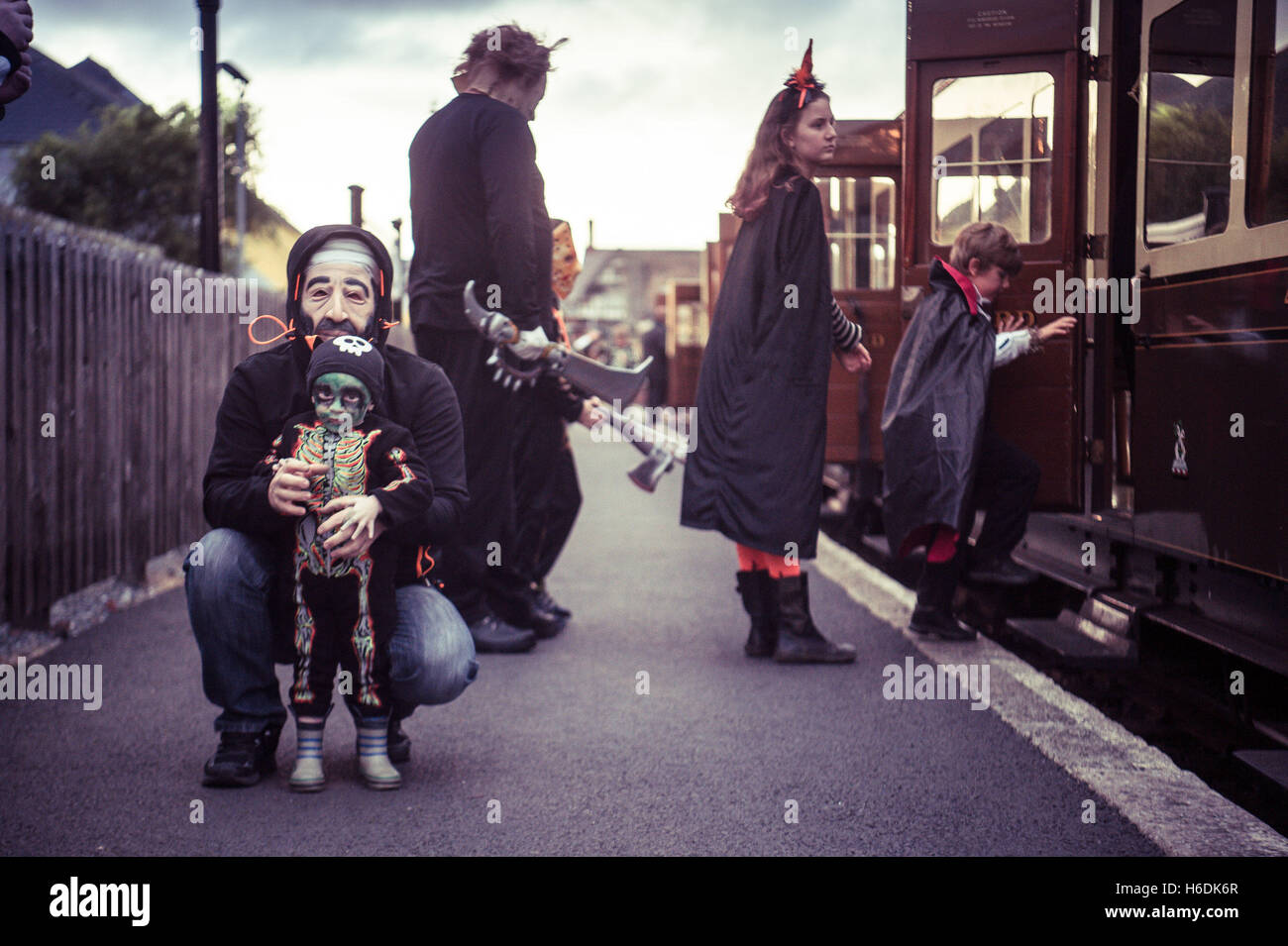 Aberystwyth, Wales, UK. 27. Oktober 2016.  Menschen in Halloween Fancy Dress Kostüme einsteigen in das Vale of Rheidol Schmalspur Dampfeisenbahn "Halloween Special" am Bahnhof von Aberystwyth trainieren.     Bildnachweis: Keith Morris/Alamy Live-Nachrichten Stockfoto