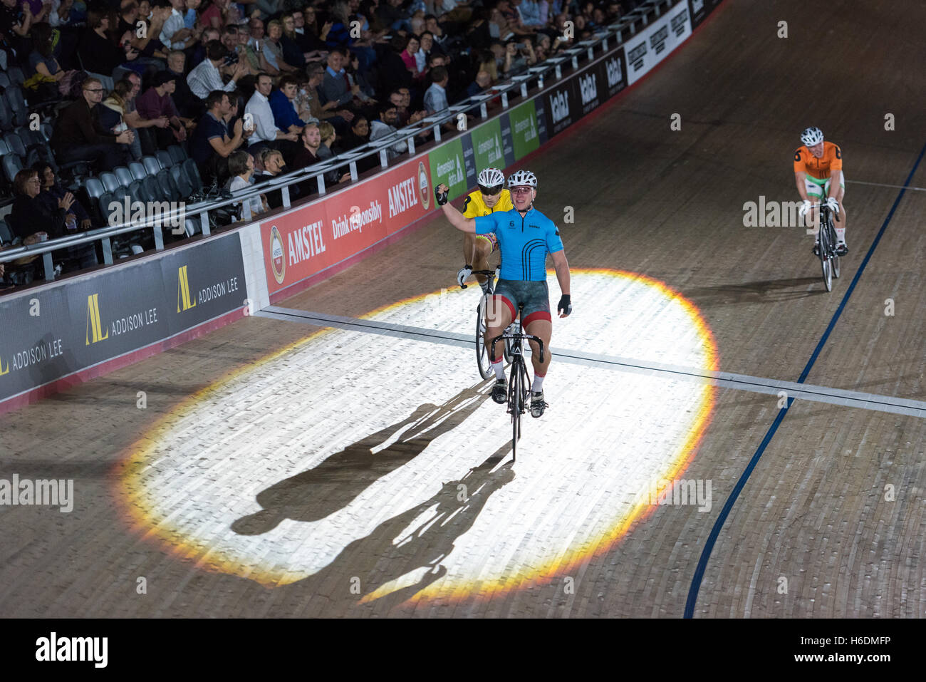 London, UK. 27. Oktober 2016. Am Ende des Tages drei 6-Tages-London sah Cavendish und Wiggins bewegen bis zu 2 Platz in der Gesamtwertung im allgemeinen Klassifizierung. Mathew Rotherham feiert im Keirin-Finale zu gewinnen, ist er derzeit auf Platz 3 insgesamt. Bildnachweis: Pmgimaging/Alamy Live-Nachrichten Stockfoto