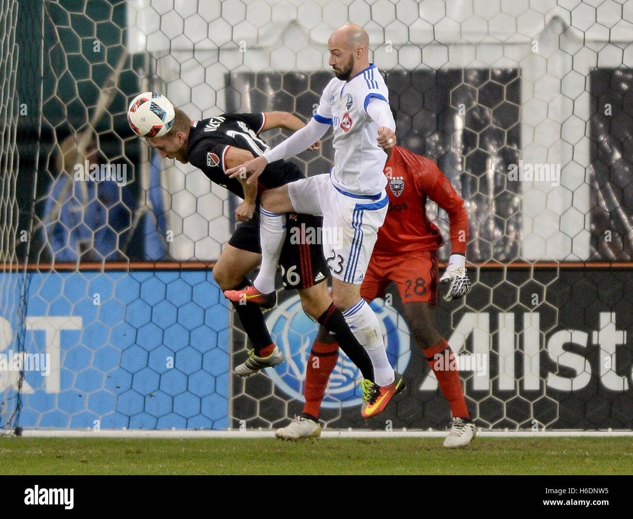 Washington, DC, USA. 27. Oktober 2016. 20161027 - D.C. United Mittelfeldspieler ROB VINCENT (26) Köpfe Weg bestimmt eine Salve für Montreal Impact Verteidiger LAURENT CIMAN (23) in der zweiten Hälfte ein Playoff-k.o.-Runde im RFK Stadium in Washington übereinstimmen. Bildnachweis: Chuck Myers/ZUMA Draht/Alamy Live-Nachrichten Stockfoto