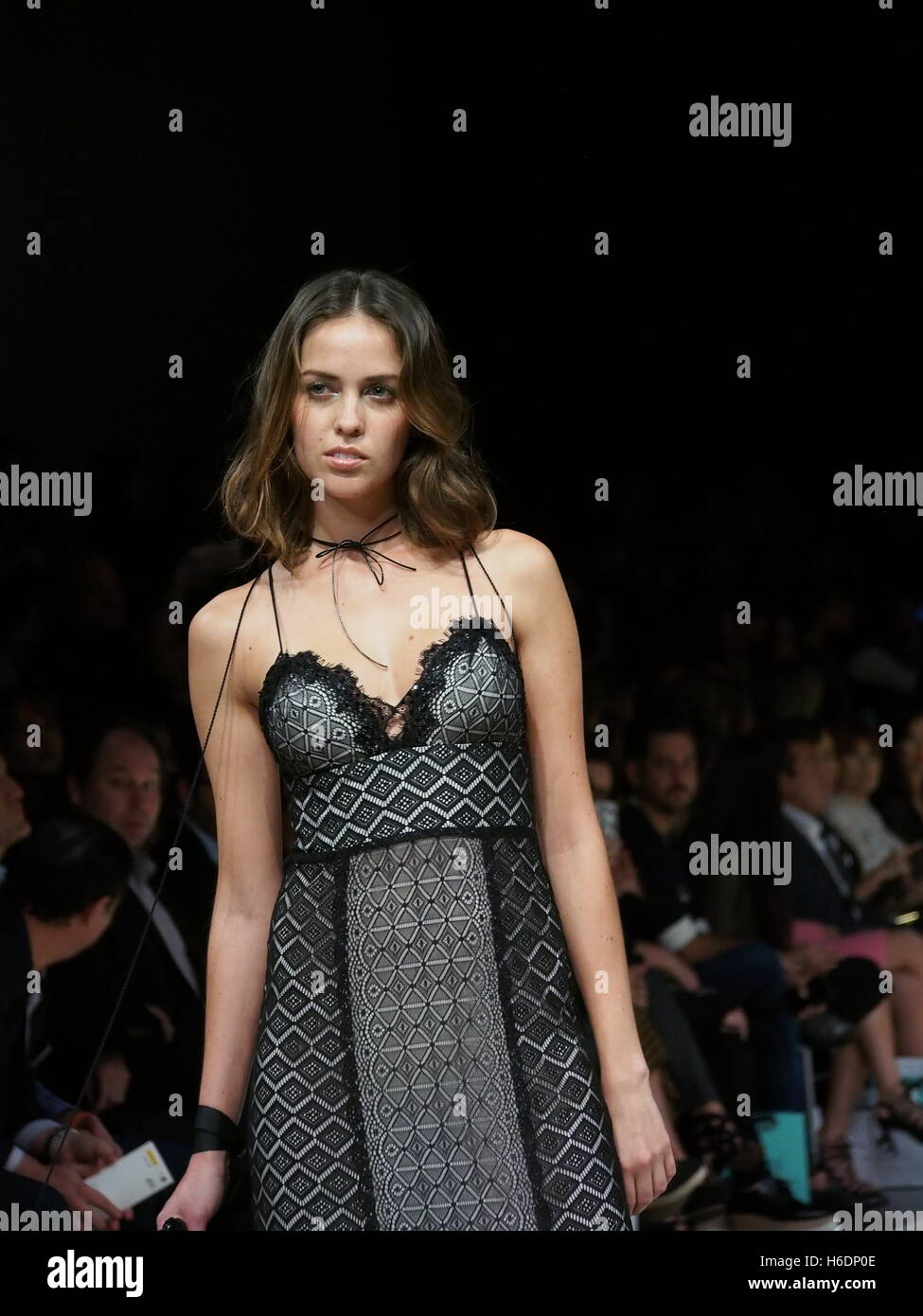 Lima, Peru. 27. Oktober 2016. 2. Tag des Festivals Lima Mode Woche 2016/2017 (LIFWEEK) läuft, die bis zum 28. Oktober im Convention Center von Lima. Veranstaltung, wo die besten peruanischen Designer ihre Kollektionen für Frühjahr / Sommer zeigen, Saison 2016-2017.  (c) Carlos Garcia Granthon / Fotoholica / Alamy Live News Stockfoto