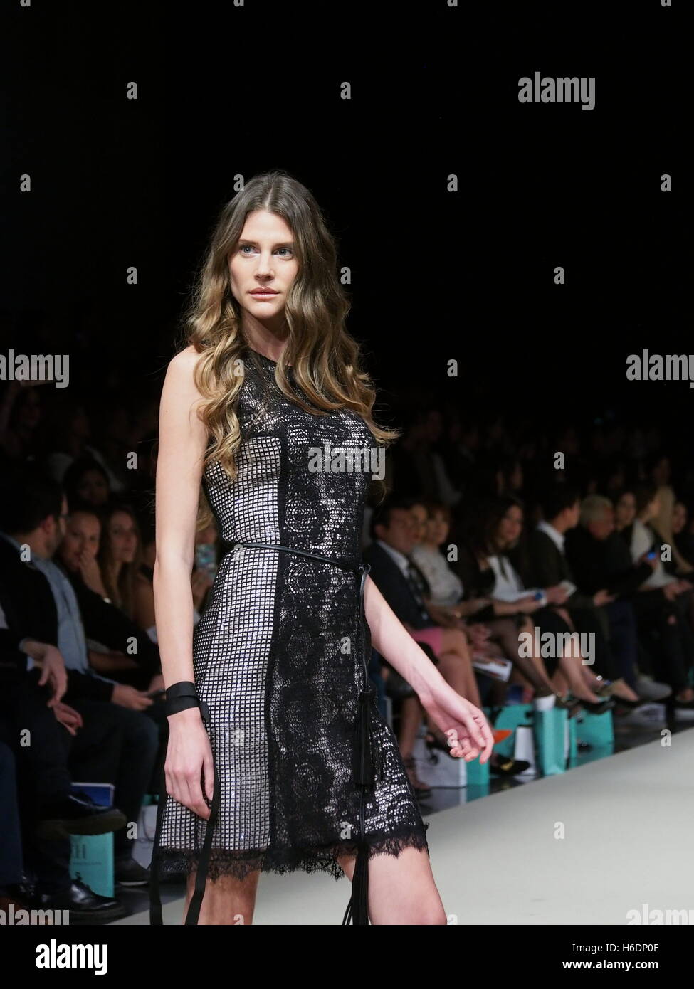 Lima, Peru. 27. Oktober 2016. 2. Tag des Festivals Lima Mode Woche 2016/2017 (LIFWEEK) läuft, die bis zum 28. Oktober im Convention Center von Lima. Veranstaltung, wo die besten peruanischen Designer ihre Kollektionen für Frühjahr / Sommer zeigen, Saison 2016-2017.  (c) Carlos Garcia Granthon / Fotoholica / Alamy Live News Stockfoto