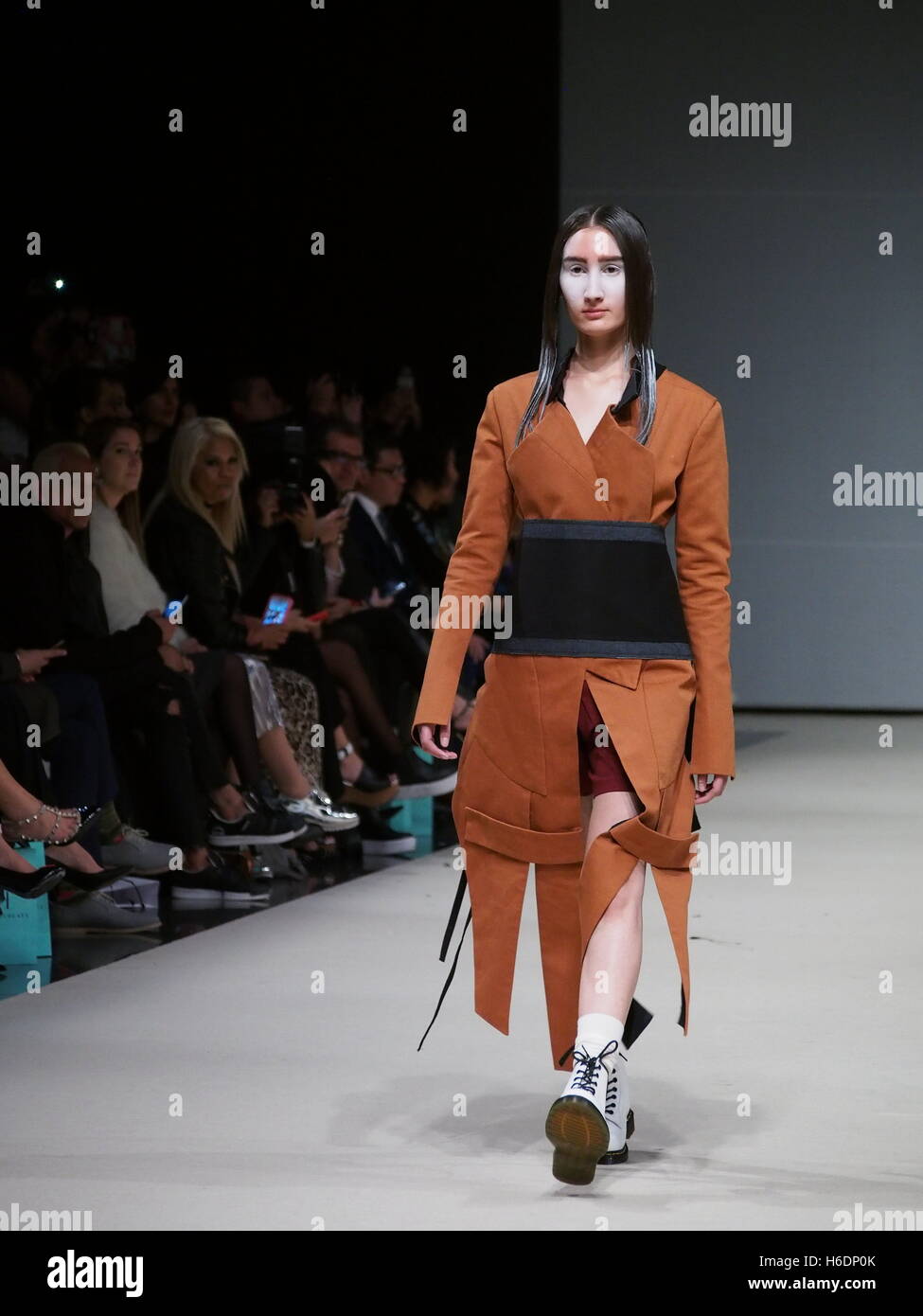 Lima, Peru. 27. Oktober 2016. 2. Tag des Festivals Lima Mode Woche 2016/2017 (LIFWEEK) läuft, die bis zum 28. Oktober im Convention Center von Lima. Veranstaltung, wo die besten peruanischen Designer ihre Kollektionen für Frühjahr / Sommer zeigen, Saison 2016-2017.  (c) Carlos Garcia Granthon / Fotoholica / Alamy Live News Stockfoto