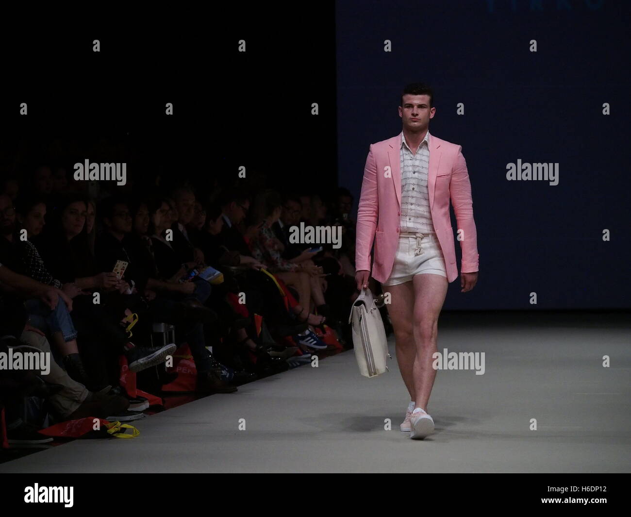 Lima, Peru. 27. Oktober 2016. 2. Tag des Festivals Lima Mode Woche 2016/2017 (LIFWEEK) läuft, die bis zum 28. Oktober im Convention Center von Lima. Veranstaltung, wo die besten peruanischen Designer ihre Kollektionen für Frühjahr / Sommer zeigen, Saison 2016-2017.  (c) Carlos Garcia Granthon / Fotoholica / Alamy live News Stockfoto