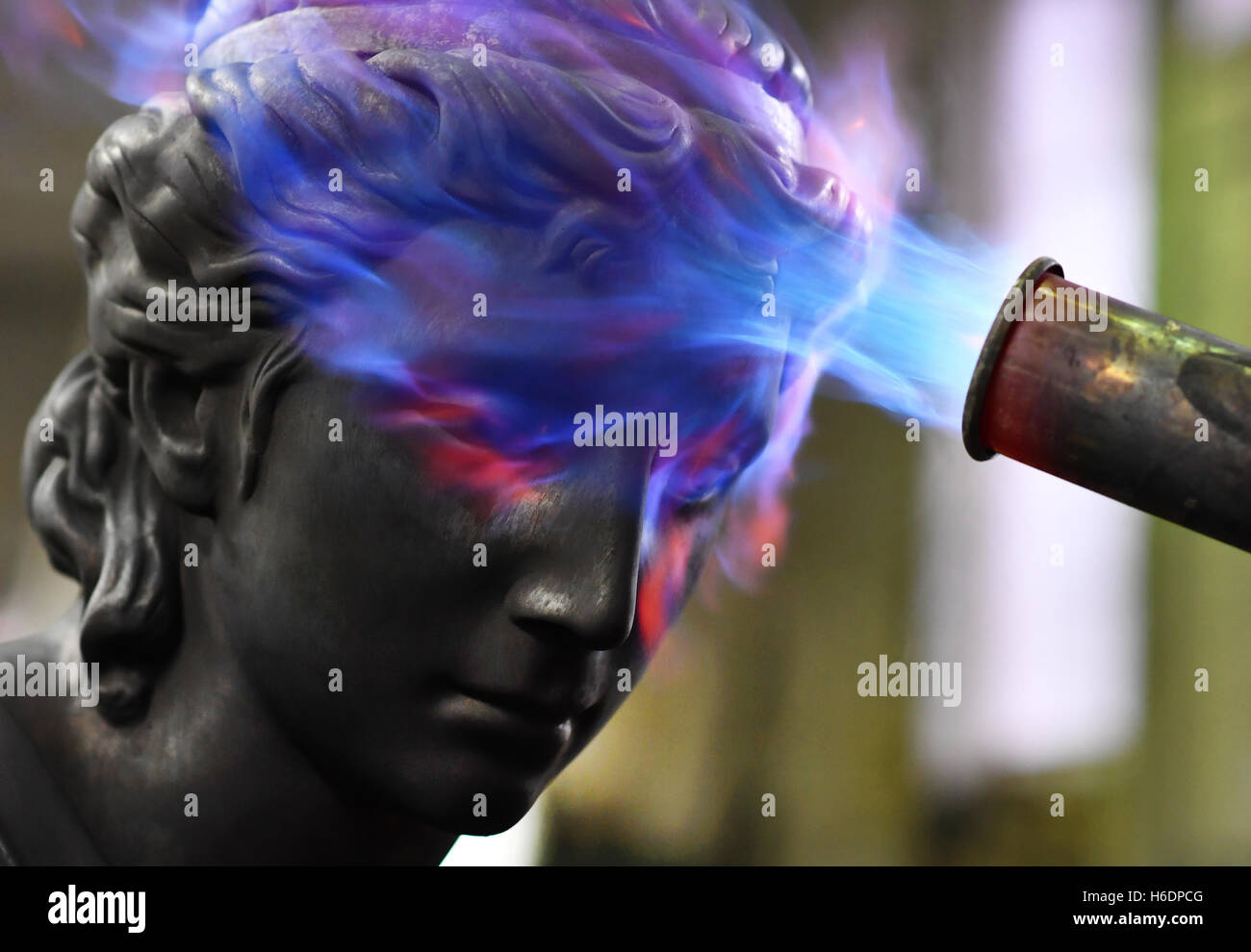 Berlin, Deutschland. 27. Oktober 2016. Den letzten Schliff auf eines der Bronzefiguren von Goethe-Denkmal des Bildhauers Schaper aus den Tiergarten in Berlin in der Knaak-Skulptur-Gießerei im Bezirk Oberschoeneweide in Berlin, Deutschland, 27. Oktober 2016 stellen. Die sechs Meter hohe Skulptur des deutschen Dichters Goethe bald außerhalb der Unternehmenszentrale des Konglomerats "Lotte" in Seoul, Südkorea stehen wird. Der Firmengründer und Goethe-Verehrer Shin Kyuk-Ho beauftragt das Stück bereits müssen benannt sein Unternehmen nach Lotte in Goethes "Werther." Foto: JENS KALAENE/Dpa © dp Stockfoto