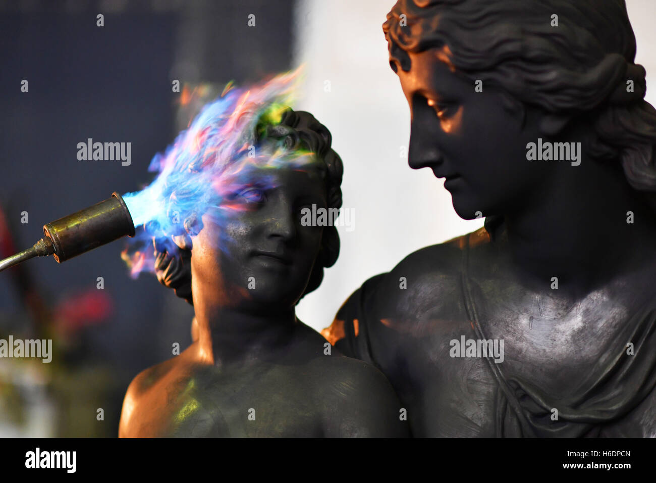 Berlin, Deutschland. 27. Oktober 2016. Den letzten Schliff auf eines der Bronzefiguren von Goethe-Denkmal des Bildhauers Schaper aus den Tiergarten in Berlin in der Knaak-Skulptur-Gießerei im Bezirk Oberschoeneweide in Berlin, Deutschland, 27. Oktober 2016 stellen. Die sechs Meter hohe Skulptur des deutschen Dichters Goethe bald außerhalb der Unternehmenszentrale des Konglomerats "Lotte" in Seoul, Südkorea stehen wird. Der Firmengründer und Goethe-Verehrer Shin Kyuk-Ho beauftragt das Stück bereits müssen benannt sein Unternehmen nach Lotte in Goethes "Werther." Foto: JENS KALAENE/Dpa © dp Stockfoto