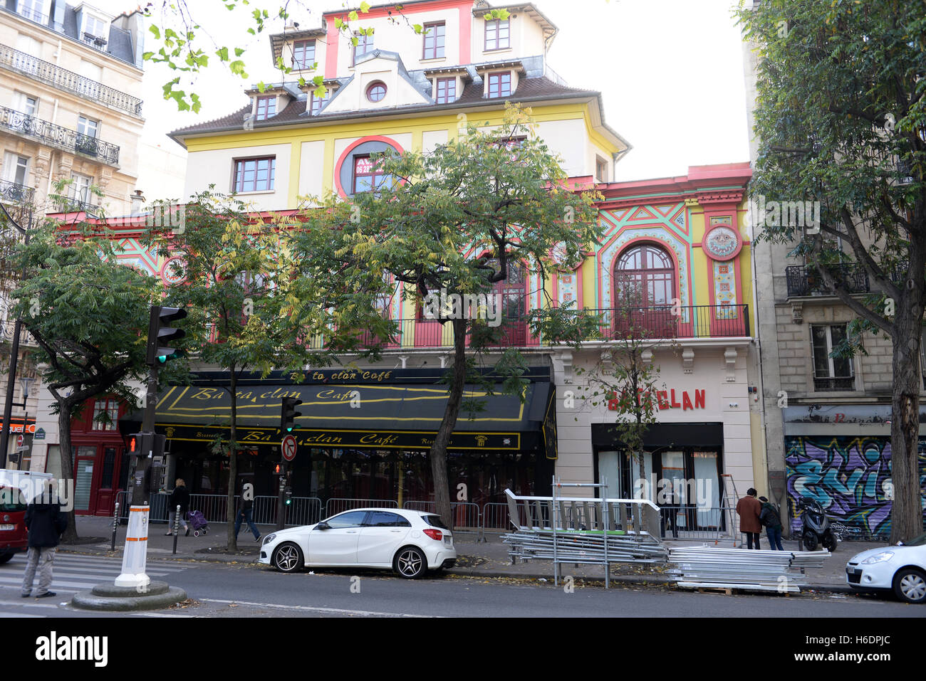 Paris, Frankreich. 27. Oktober 2016. Bataclan-Theater in Paris enthüllt die restaurierte und rekonstruierten Fassade fast ein Jahr nach dem Terrorangriff vom 13. November. Bildnachweis: Fausto Marci/Alamy Live-Nachrichten Stockfoto