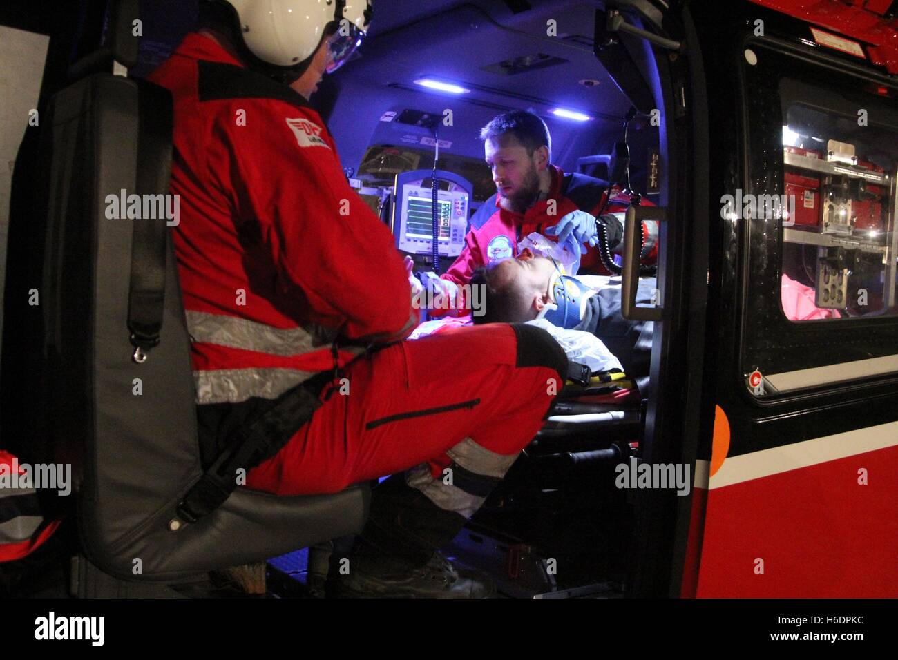 Suederstapel, Deutschland. 29. Oktober 2016. Notfall Sanitäter Frank Schmelzkopf (L) und Holger Harbs Arzt behandeln Statist, einen schwerverletzten Patienten in Rettungshubschrauber "Christoph 42" von der DRF-Luftrettung in Rendsburg stationiert, während eines Alarms Bohren mit der Feuerwehr und Rettungsdienste auf dem Sportplatz in Suederstapel, Deutschland, 29. Oktober 2016 darstellt. Die EC 145 Intensivpflege Hubschrauber von Airbus Helicopters Deutschland GmbH ist die aktuelle BK 117 ersetzt. Foto: Wolfgang Runge/Dpa/Alamy Live News Stockfoto