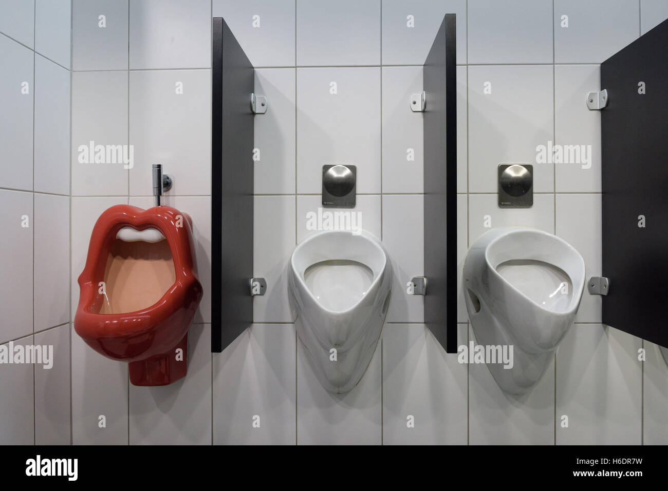 Weimar, Deutschland. 17. November 2016. Ein Urinal in Form von offenem Mund  gesehen in Weimar, Deutschland, 17. November 2016. Das Modell mit dem Titel  "Küsse!" wurde im Jahr 2004 von holländischen Designerin