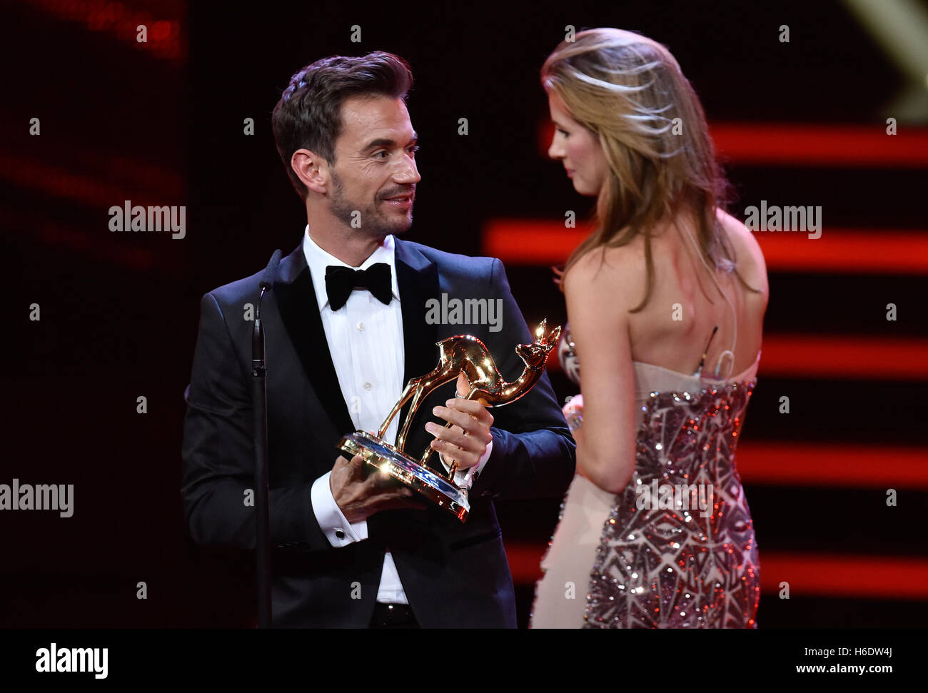 Berlin, Deutschland. 17. November 2016. Florian Silbereisen erhält die Auszeichnung "Bambi" in der Categoery 'Televsision' von Mareile Hoeppner in Berlin, Deutschland, 17. November 2016. Moderiert wurde die Preisverleihung "Bambi" zum 68. Mal.  Bildnachweis: Dpa picture Alliance/Alamy Live News Stockfoto