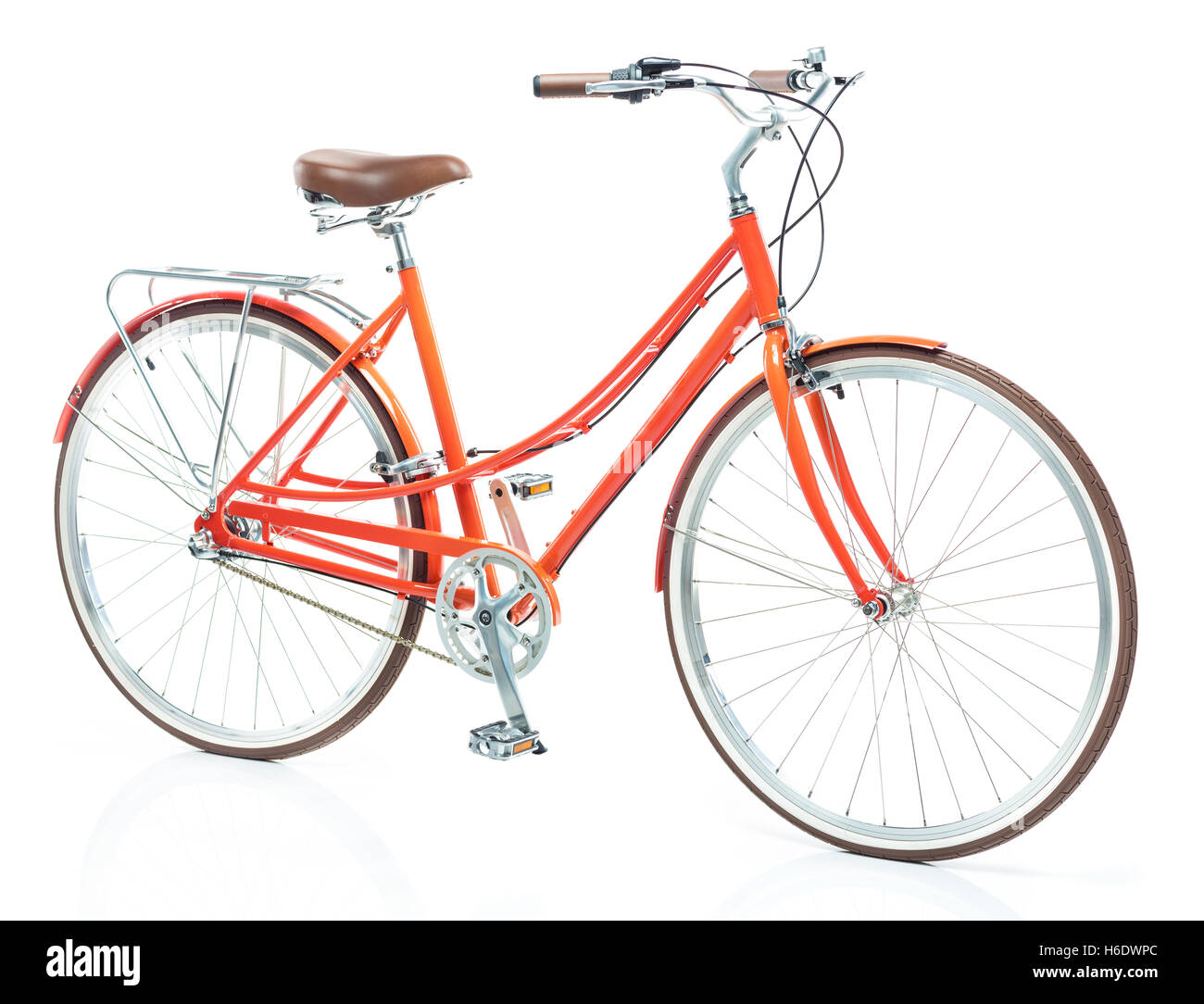 Stilvolle Damen orange Fahrrad isoliert auf weißem Hintergrund Stockfoto