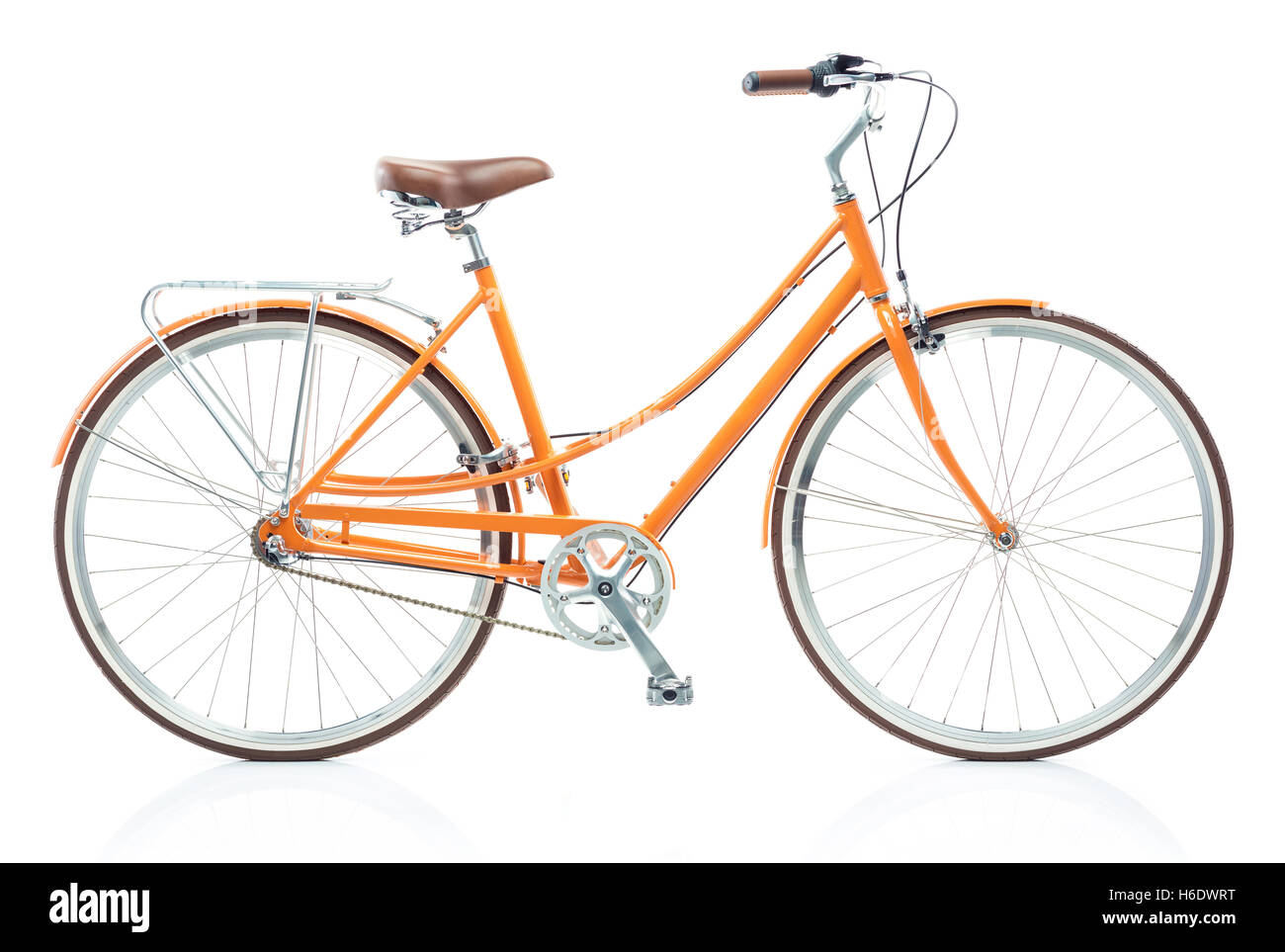 Stilvolle Damen orange Fahrrad isoliert auf weißem Hintergrund Stockfoto