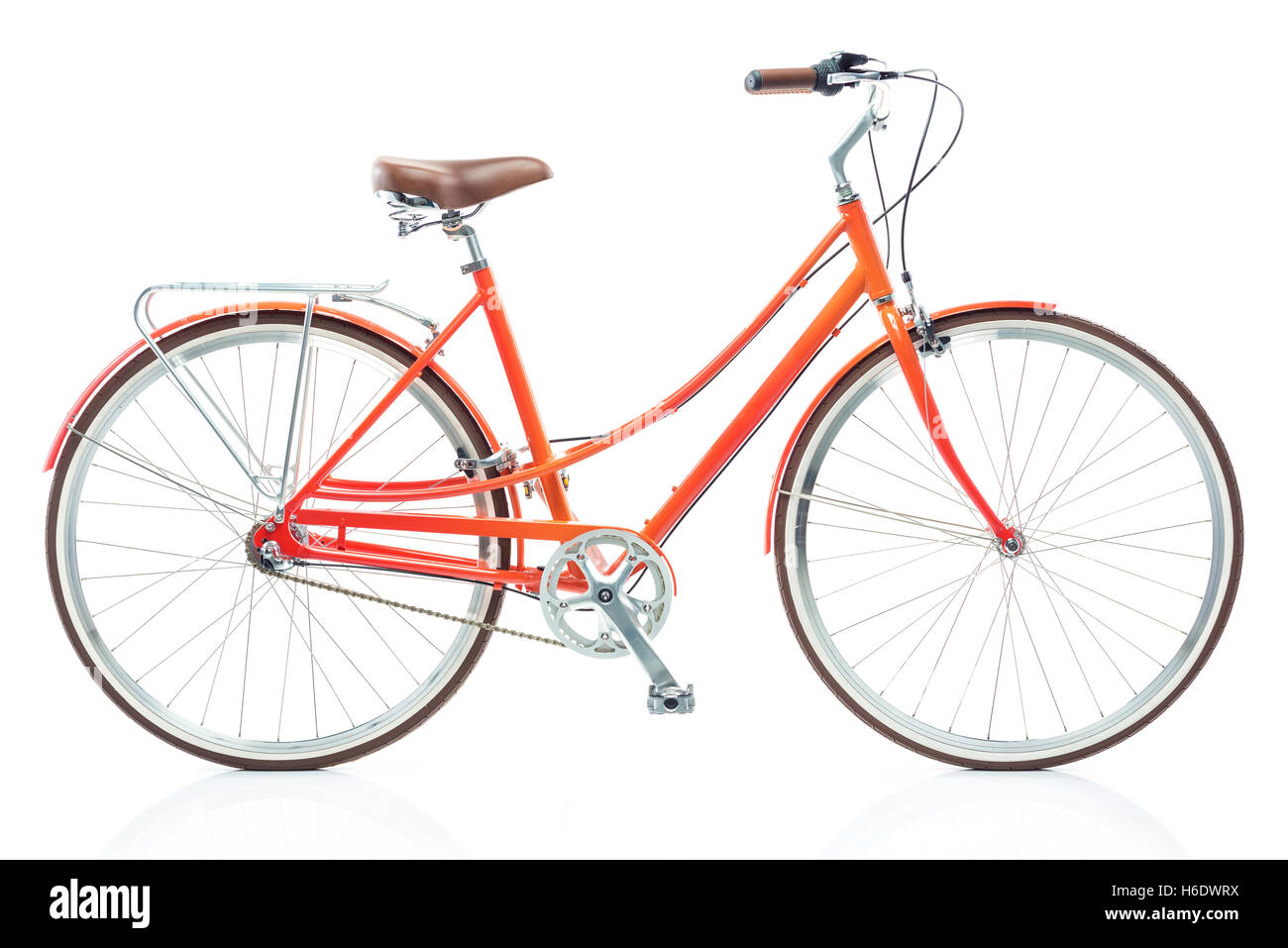 Stilvolle Damen orange Fahrrad isoliert auf weißem Hintergrund Stockfoto