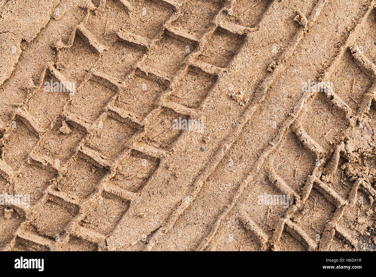 LKW Reifen Track auf nassen Sand, abstrakte Transport Hintergrundtextur Stockfoto