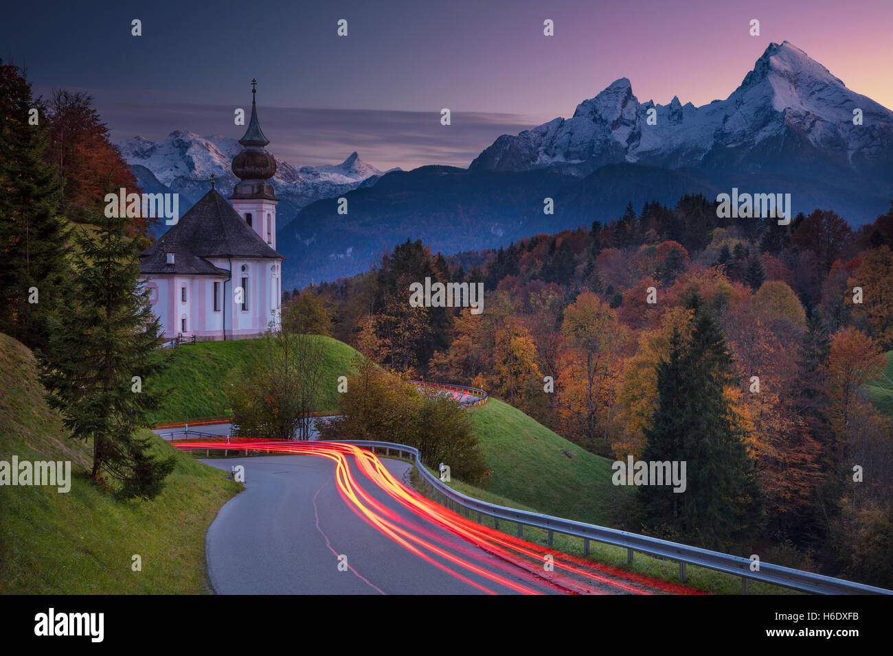 Herbst in den Alpen. Bild der Alpen mit Kirche Maria Gern im Herbst Sonnenuntergang. Stockfoto