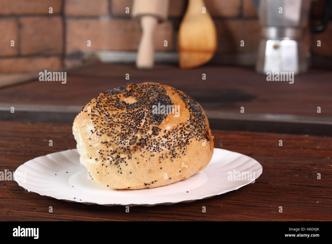 Kaiserbrötchen mit Mohn auf Pappteller im ländlichen Küche Hintergrund ...