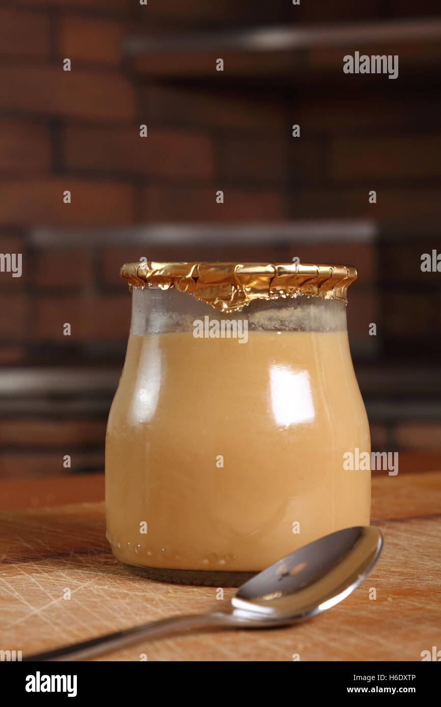 Milch-Pudding Dessert Glas Stockfoto