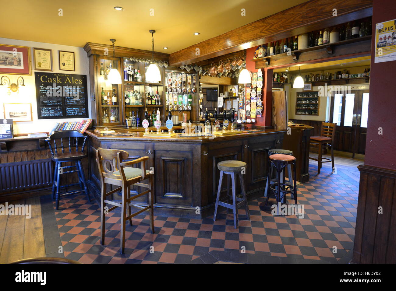 Britische Pub, Wirtshaus. Dies ist die sieben Sterne in Rugby, Warwickshire. Ein Pub CAMRA genehmigt. Stockfoto