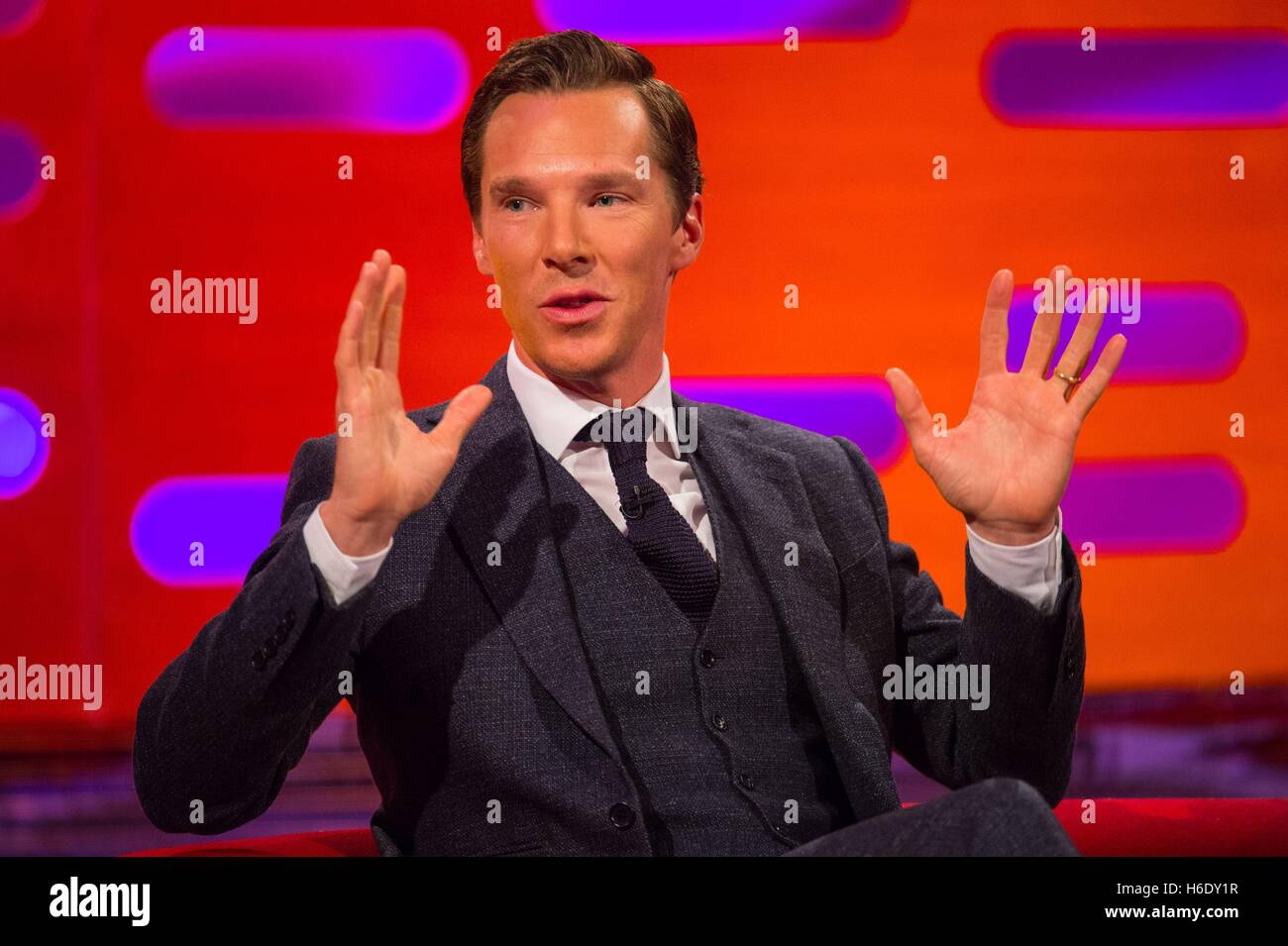 Benedict Cumberbatch während der Dreharbeiten zu der Graham Norton Show in den Londoner Studios, Südlondon, am Freitag Abend auf BBC One ausgestrahlt werden. Stockfoto