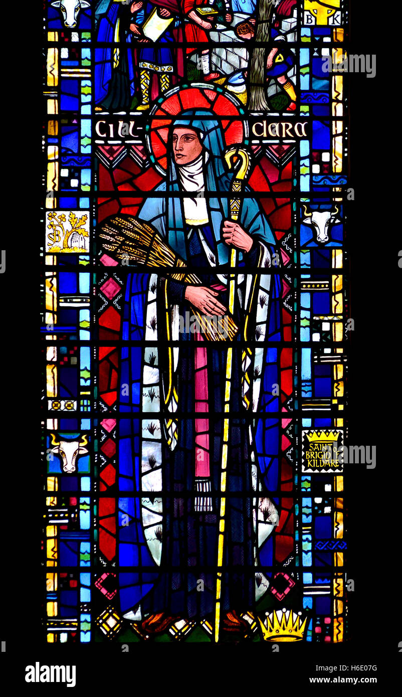London, England, Vereinigtes Königreich. St. Etheldreda Kirche in Ely Place, alte Kapelle von Bischof von Ely. Glasmalerei-Fenster: Ostfenster Stockfoto