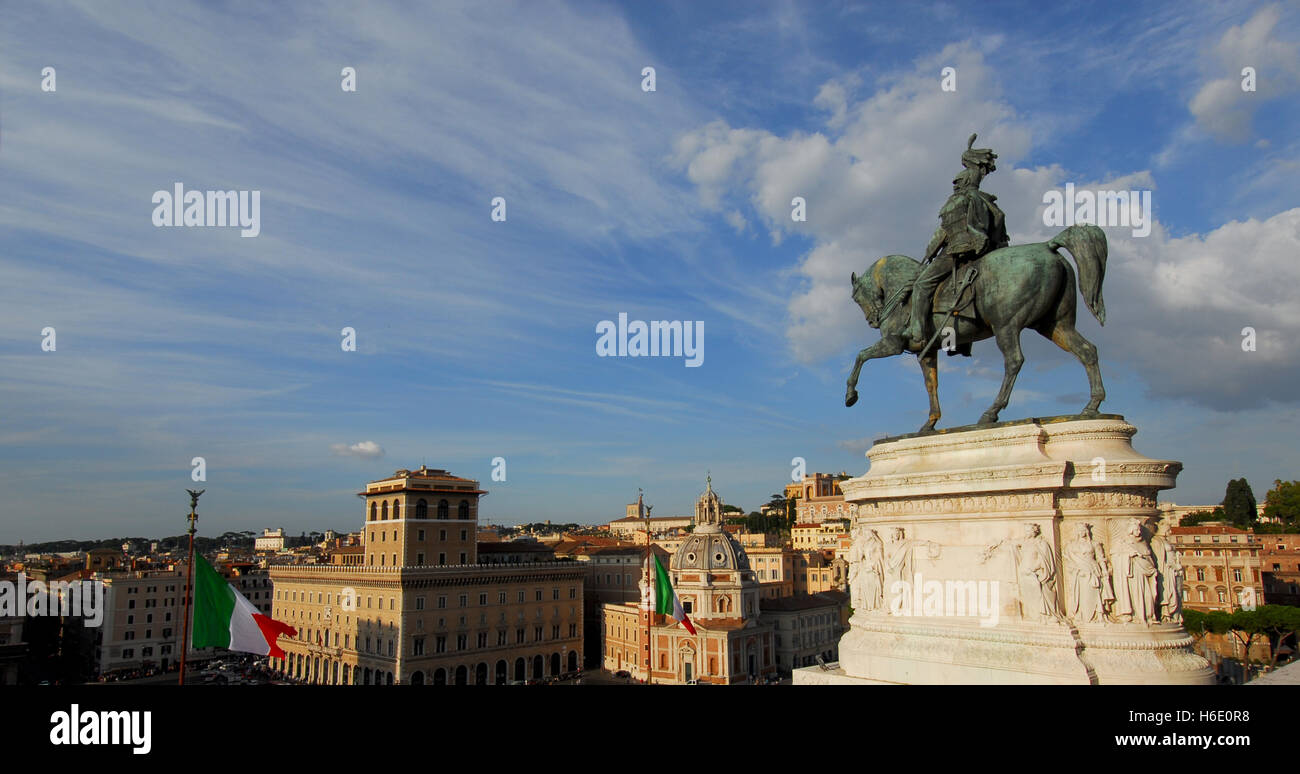 Sonnenuntergang über dem historischen Zentrum von Rom mit das bronzene Reiterstandbild von Vittorio Emanuele König von Italien, von Vittoriano Stockfoto