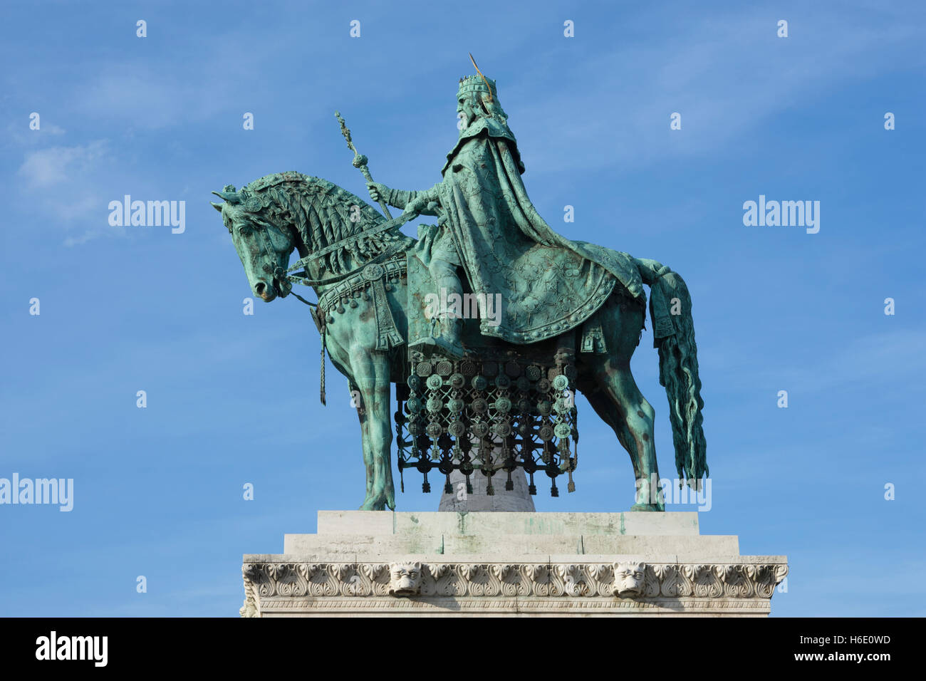 Bronzene Reiterstatue des Heiligen Stephan, König von Ungarn, errichtet im Jahre 1906 in Fishermans Bastion Square in Budapest Stockfoto