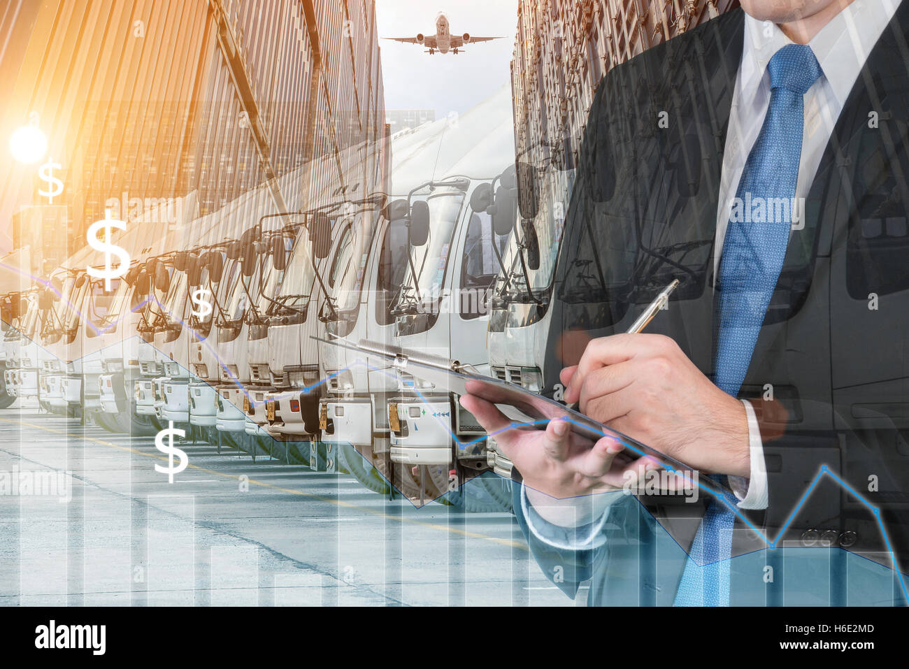 Doppelbelichtung Geschäftsmann ist Handel mit unscharfen Fracht und Transport-LKW buchen. Transport-Logistik-Geschäft Stockfoto