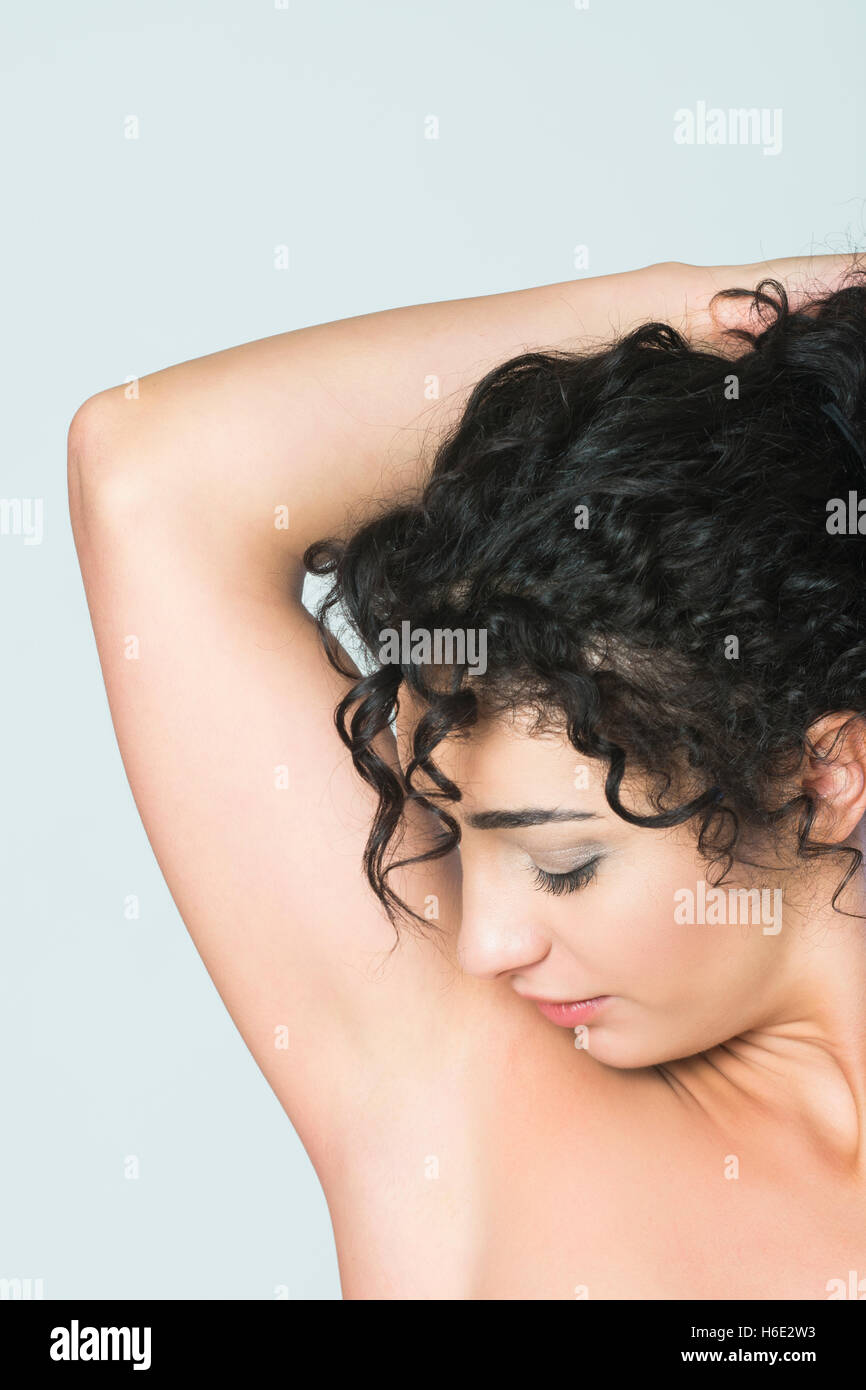 Nahaufnahme einer jungen Frau betrachten rasierten Achselhöhlen Stockfoto