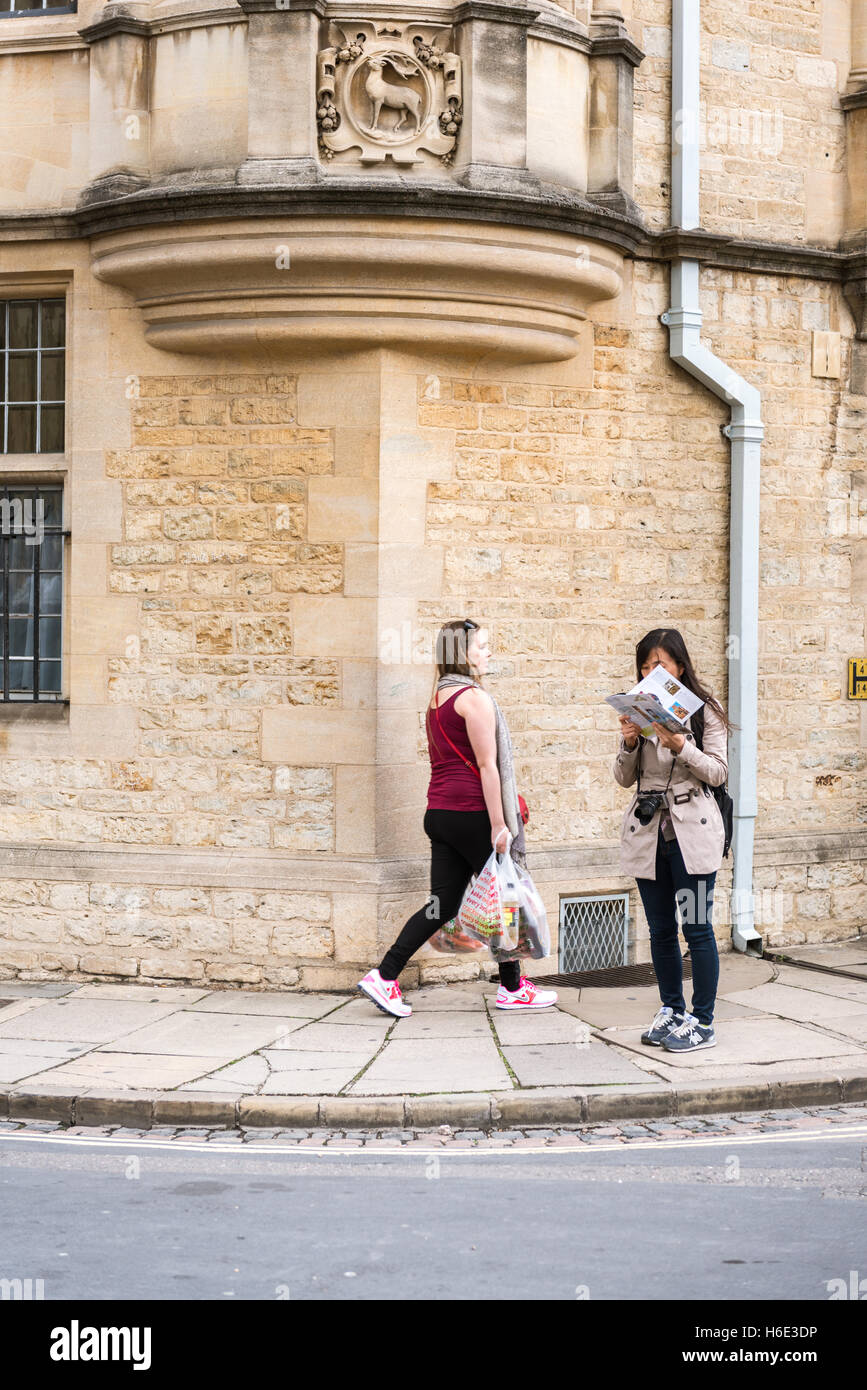 Catte Street Corner und Menschen in Oxford, Oxfordshire, Großbritannien Stockfoto