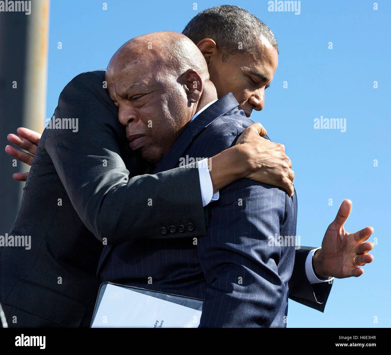 US-Präsident Barack Obama umarmt Georgien Kongressabgeordnete John Lewis während der 50. Jahrestag des Bloody Sunday und die bürgerlichen Rechte marschiert zum Gedenken an der Edmund Pettus Bridge 7. März 2015 in Selma, Alabama. Stockfoto