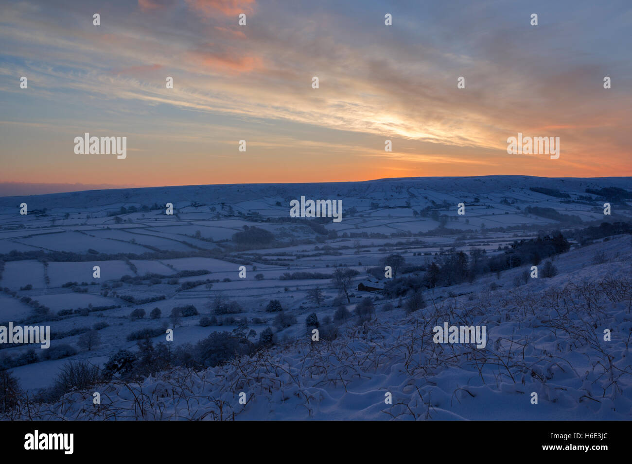 Bunte Tagesanbruch Himmel über Danby Dale mit Schnee auf dem Boden in North York Moors National park Stockfoto