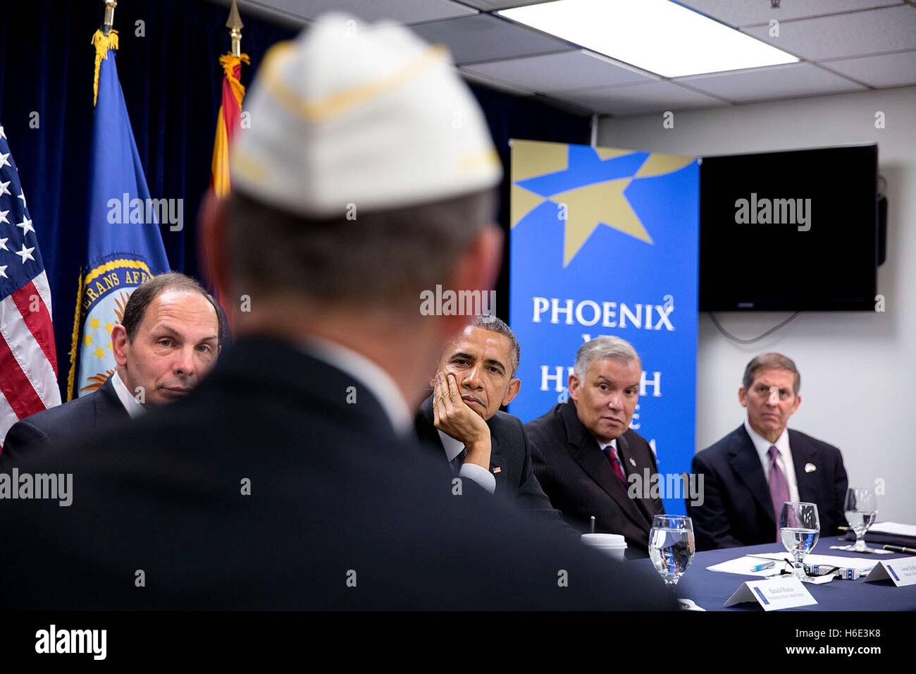 US-Präsident Barack Obama und Veterans Affairs Secretary Robert McDonald Treffen mit Veteranen und VA-Mitarbeiter bei einem Briefing an der Phoenix VA Medical Center 13. März 2015 in Phoenix, Arizona. Stockfoto
