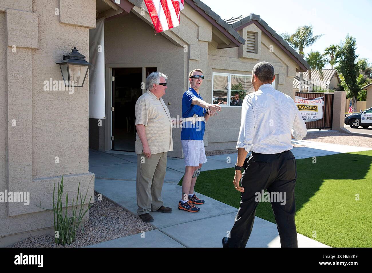 US-Präsident Barack Obama begrüßt ein Soldat der US-Armee in seinem neu fertigen Haus von der Army Ranger führen die Weg-Fonds gekauft und renoviert mit Hilfe von Jared Allen Häusern für verwundete Krieger 13. März 2015 in Gilbert, Arizona. Stockfoto