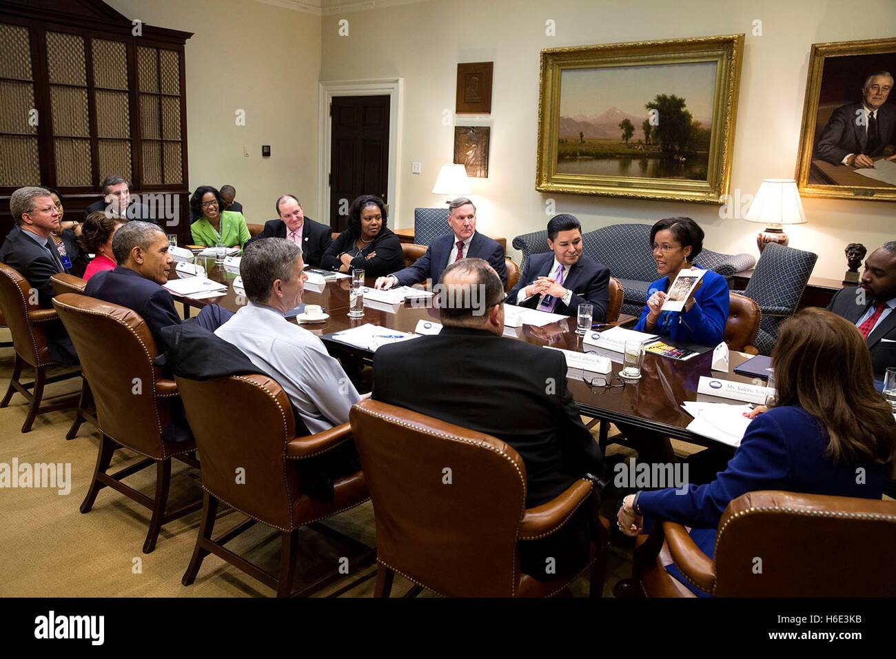US-Präsident Barack Obama trifft sich mit Bildung Arne Duncan und Rat der großen städtischen Schulen Führer im Weißen Haus Roosevelt Raum 16. März 2015 in Washington, DC. Stockfoto