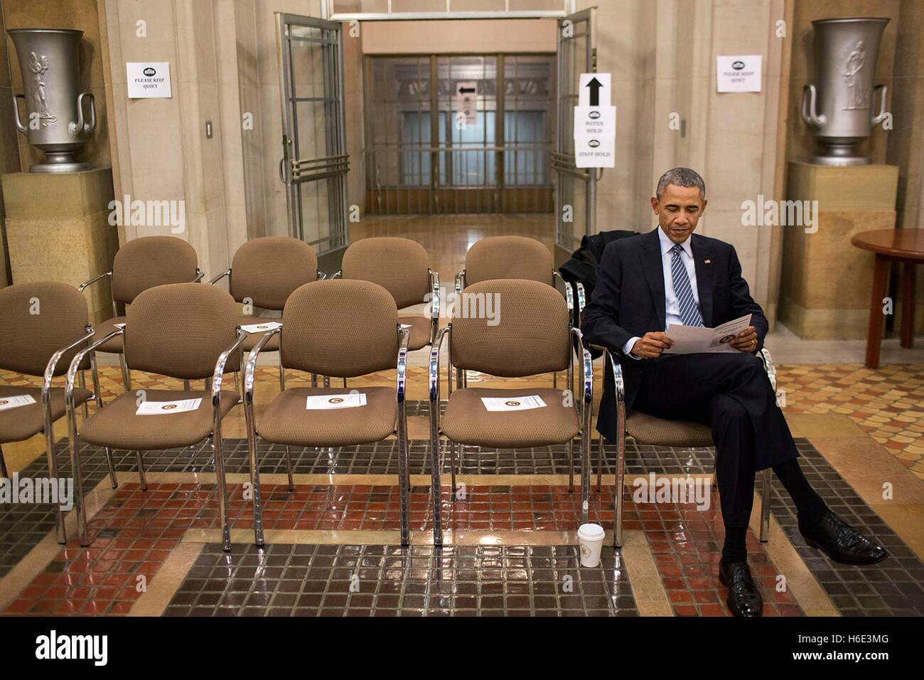 US-Präsident Barack Obama liest eine Programm vor dem Porträt Enthüllung für Generalstaatsanwalt Eric Holder, Jr. im U.S. Department of Justice 27. Februar 2015 in Washington, DC. Stockfoto