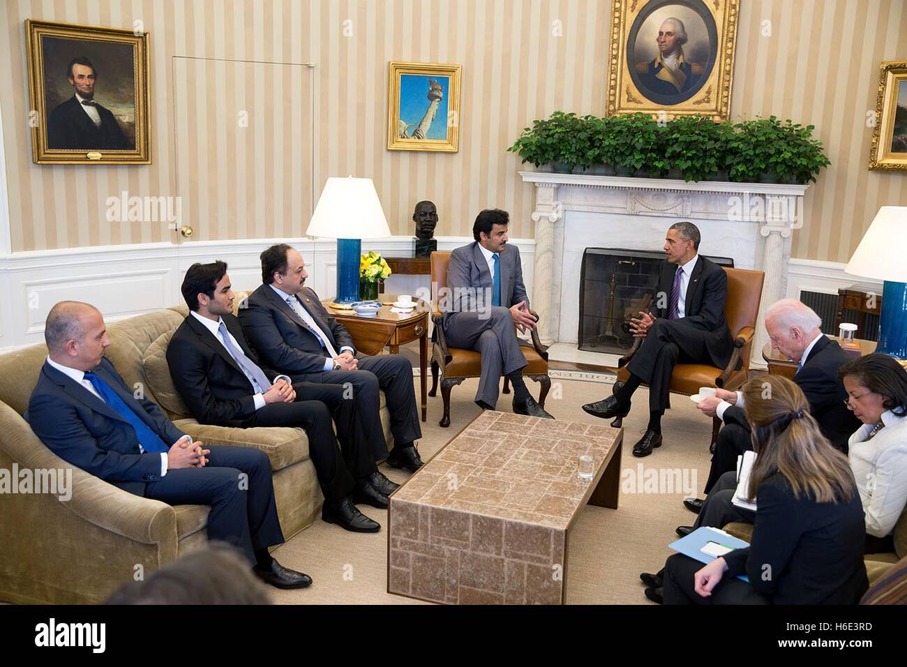 US-Präsident Barack Obama trifft mit Qatari Emir, seine Hoheit Scheich Tamim bin Hamad al Thani im Weißen Haus Oval Office 24. Februar 2015 in Washington, DC. Stockfoto