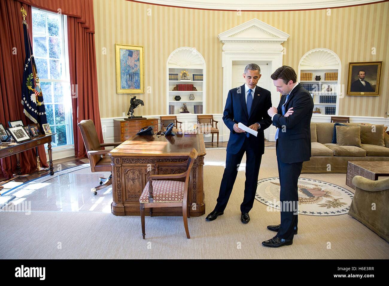 US-Präsident Barack Obama spricht mit Pressesprecher Josh Earnest in das Weiße Haus Oval Office 3. Februar 2015 in Washington, DC. Stockfoto