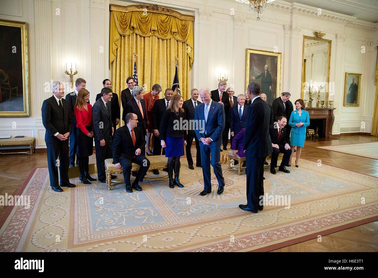 US-Präsident Barack Obama und Vize-Präsident Joe Biden verbinden das Gehäuse für ein Gruppenfoto im Weißen Haus East Room 3. Februar 2015 in Washington, DC. Stockfoto