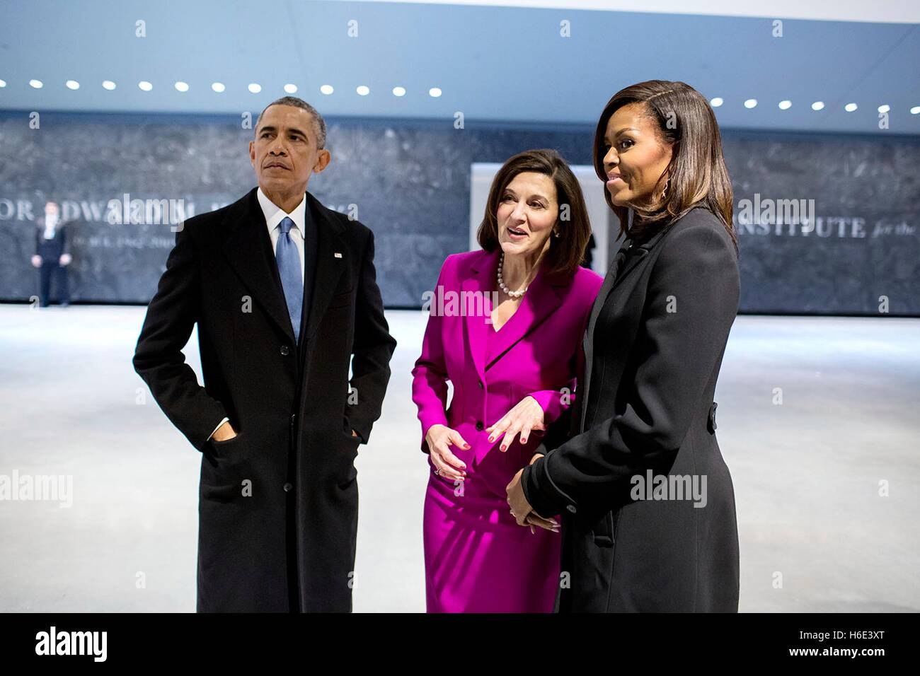 US-Präsident Barack Obama und First Lady Michelle Obama sprechen Senator Ted Kennedy-Witwe Vicki Kennedy während der Einweihung des Edward M. Kennedy-Instituts für Vereinigte Staaten Senat 30. März 2015 in Boston, Massachusetts. Stockfoto