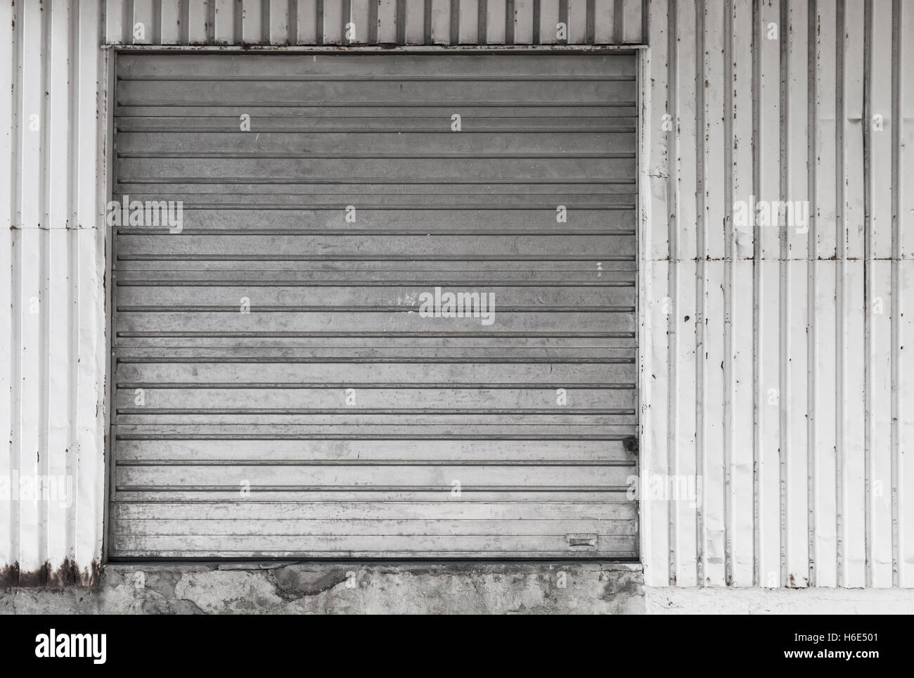 Graues Metall-Lagerhalle Wand mit geschlossenem Tor, flache Hintergrundtextur Foto Stockfoto