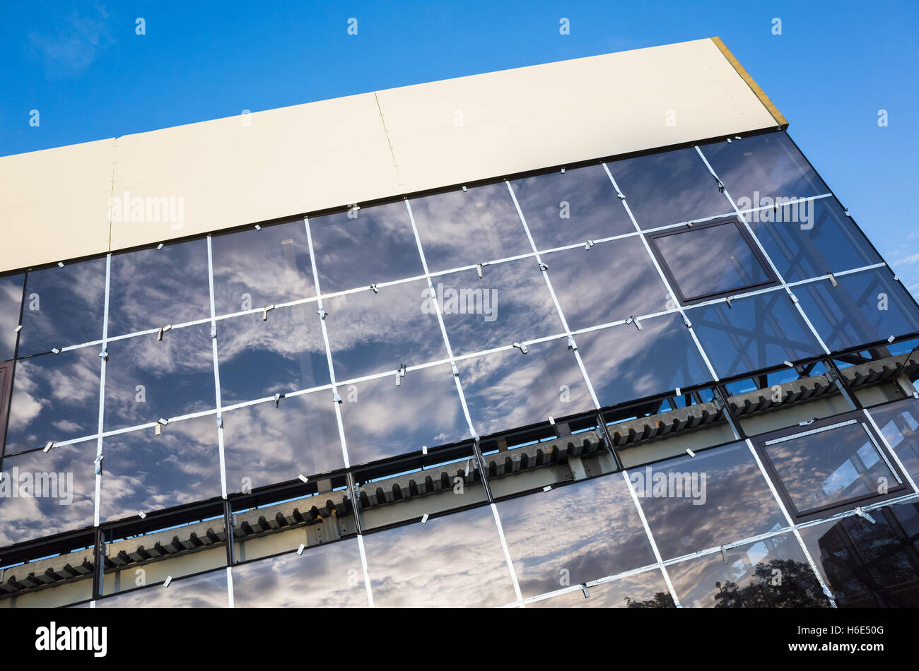 Fassade des Industriegebäudes im Bau, Wand blau leuchtenden Glas. Typisches Beispiel für zeitgenössische Architektur Stockfoto