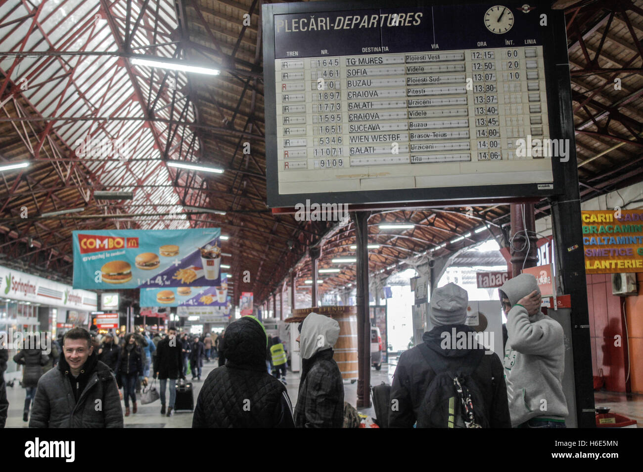 Bukarest, Rumänien, 17. Januar 2016: Passagiere Zug warten auf verspätete Züge im Hauptbahnhof Gara de Nord, ein Stockfoto