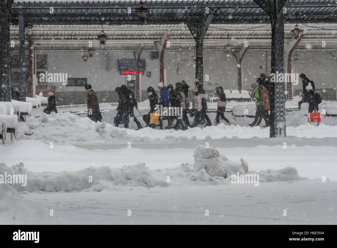 Bukarest, Rumänien, 17. Januar 2016: Menschen sind im Hauptbahnhof Gara de Nord, nach einem schweren Schneefall gesehen. Stockfoto