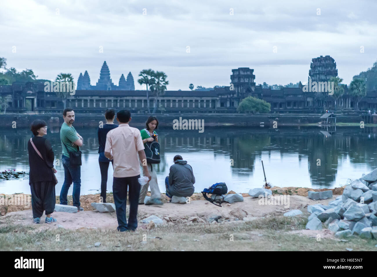 Morgendämmerung, Besucher, Reflexionen im Graben, Khmer-Architektur, Angkor Wat, Kambodscha Stockfoto
