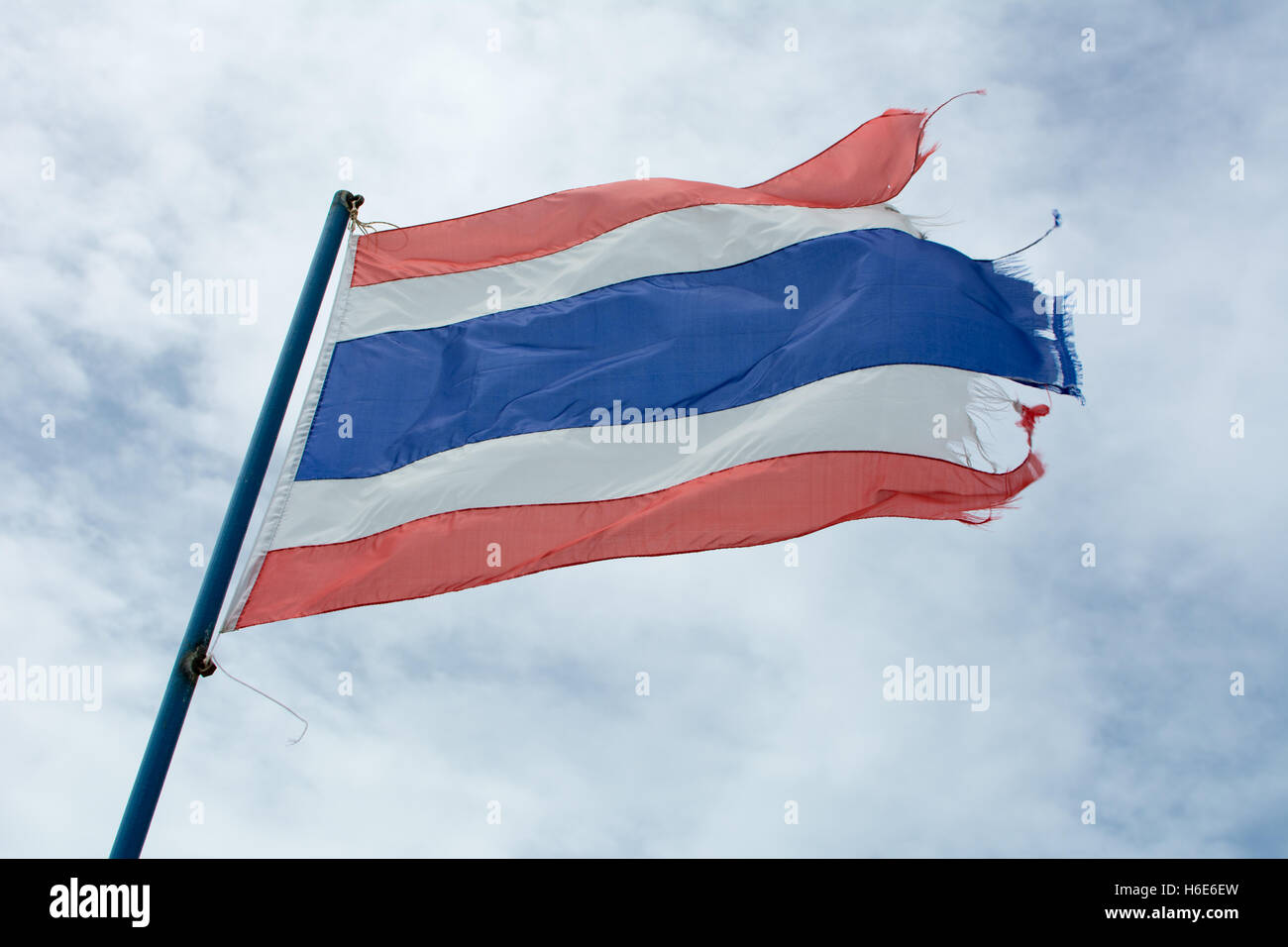 Wellig alten Königreiches Thailand Flagge gegen blauen Himmel Stockfoto