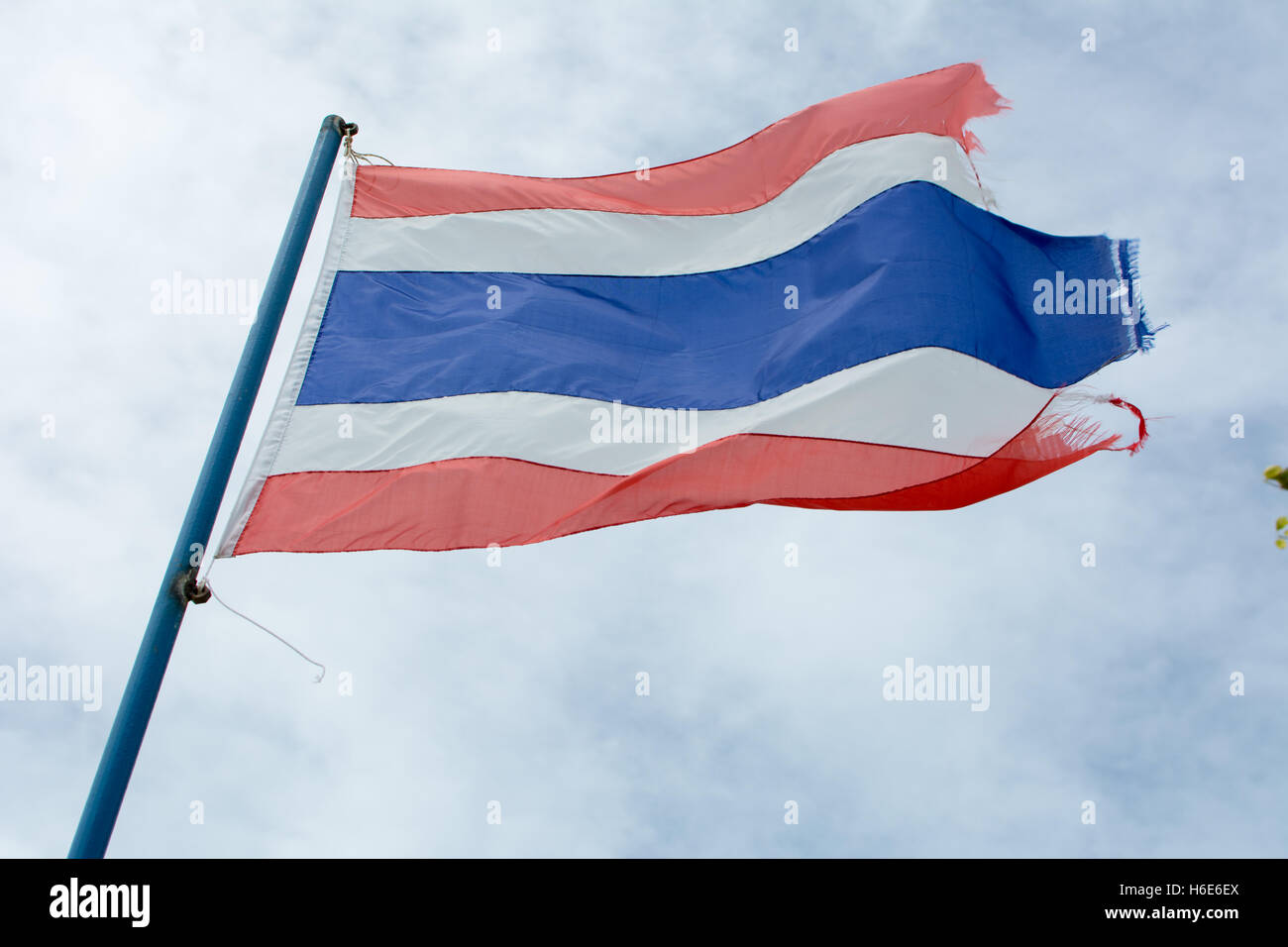 Wellig alten Königreiches Thailand Flagge gegen blauen Himmel Stockfoto