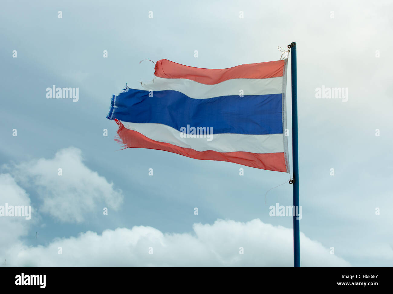 Wellig alte Flagge des Königreichs Thailand gegen blauen Himmel Stockfoto
