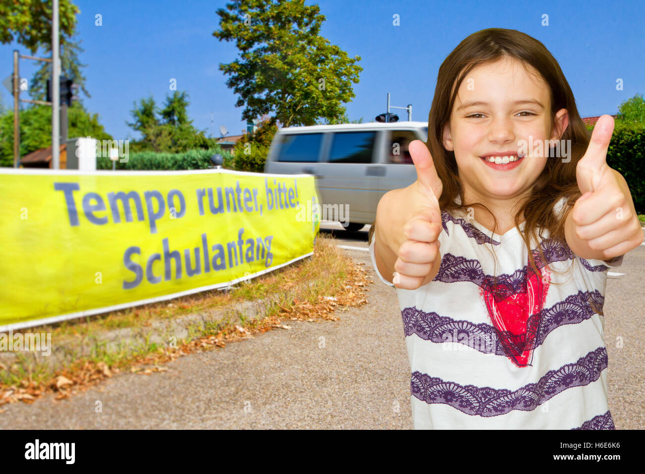 Anfang der Schule in Deutschland, wenig Gir mit Daumen hoch für Sicherheit Stockfoto