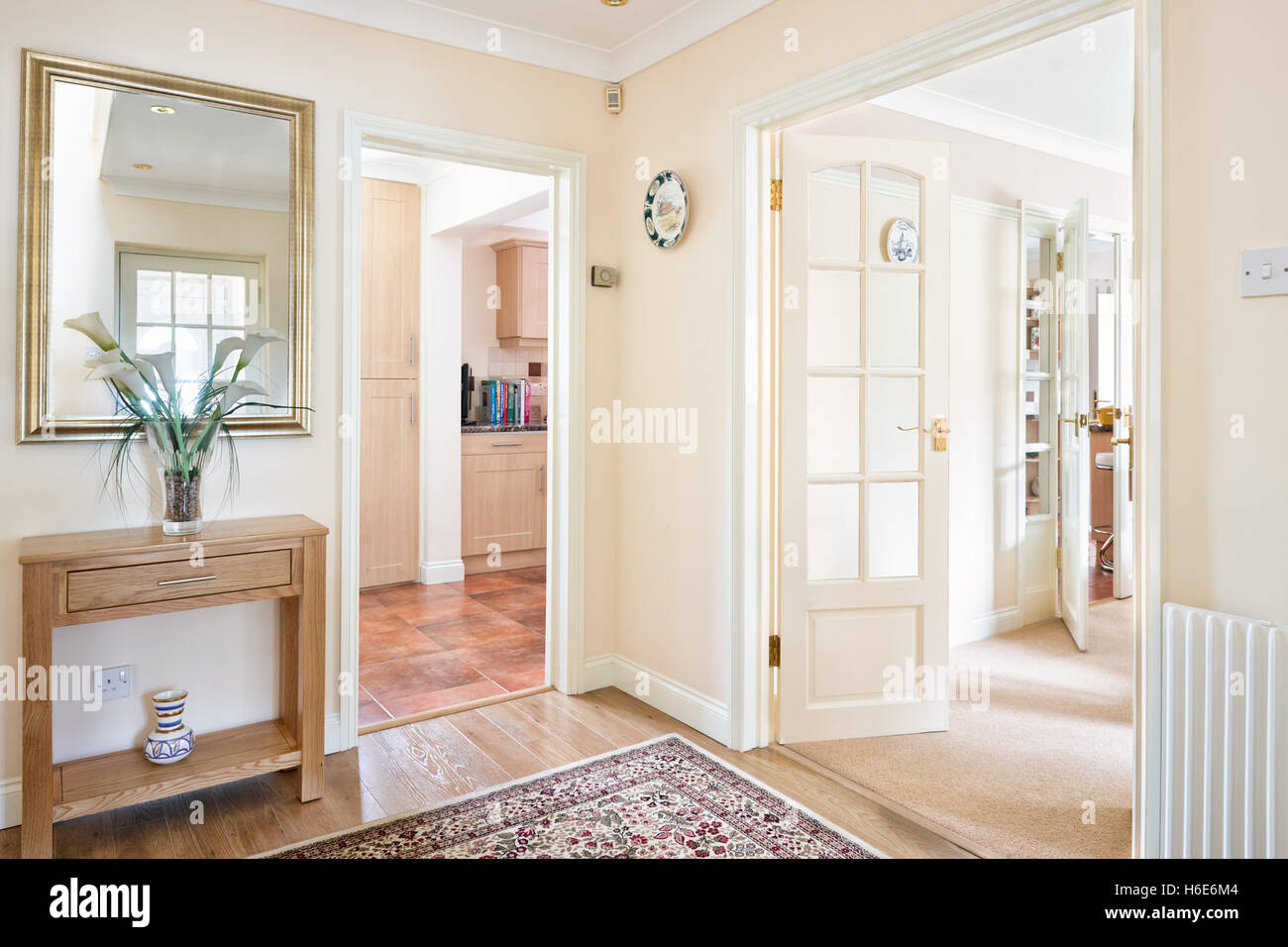 Der Eingangsbereich eines zeitgenössischen uk Home Übersicht die Verbindung & Layout der angrenzende Zimmer Stockfoto